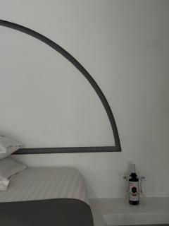 Minimal Arch En-Suite Studio - 1