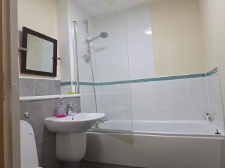 Apartment Near City Centre and Utilita 1000Mbps Internet Sleeps Up to 4 - 4