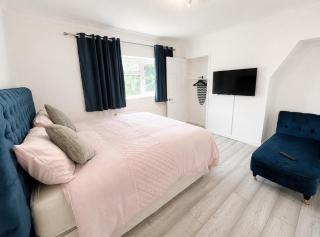 House Sleeps 7 - Free Parking & WiFi - 3