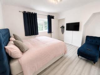 House Sleeps 7 - Free Parking & WiFi - 1