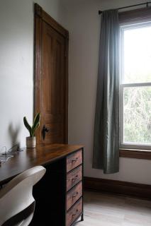 Quiet Brewers Hill 2BR Spa Shower, Workspace, Fire Pit & Yard - 9