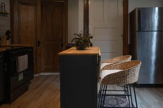 Quiet Brewers Hill 2BR Spa Shower, Workspace, Fire Pit & Yard - 5