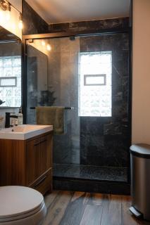Quiet Brewers Hill 2BR Spa Shower, Workspace, Fire Pit & Yard - 3