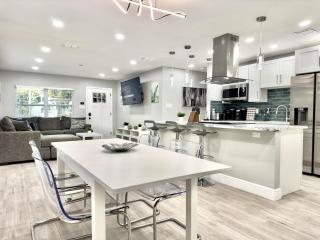 Sleeps 12, 8 Min to Downtown Tampa Renovated 3BR, Monthly Stays Welcome - 8
