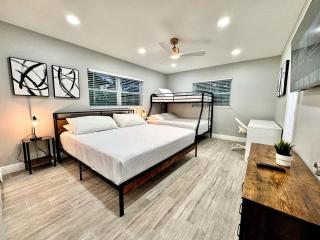 Sleeps 12, 8 Min to Downtown Tampa Renovated 3BR, Monthly Stays Welcome - 7