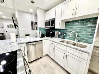 Sleeps 12, 8 Min to Downtown Tampa Renovated 3BR, Monthly Stays Welcome - 4