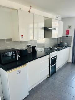 124 Holiday Villa, Modern 2BR Villa, Walk to Beach, Parking & WiFi - 8