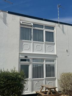 124 Holiday Villa, Modern 2BR Villa, Walk to Beach, Parking & WiFi - 9
