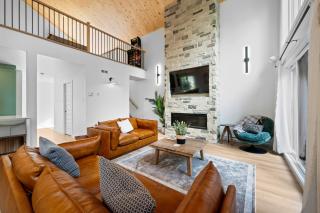 Luxury 4BR Chalet Hot Tub & Sauna Sleeps 14 - 4