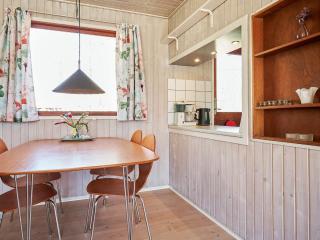 Cozy Summer House Near the Beach - 9