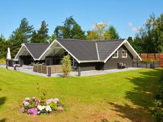 Bright Cottage with Hot Tub - 8