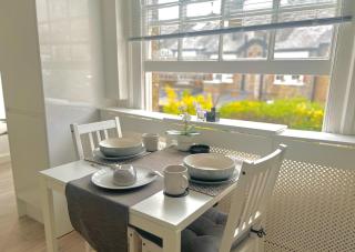 Elegant Top Floor London Apartment - 6