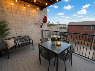 Modern Chicago 2BR Retreat Parking + Patio - 6