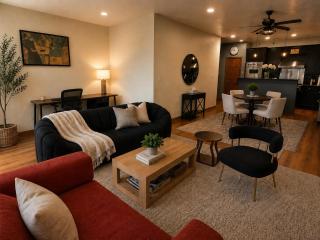 Modern Chicago 2BR Retreat Parking + Patio - 9