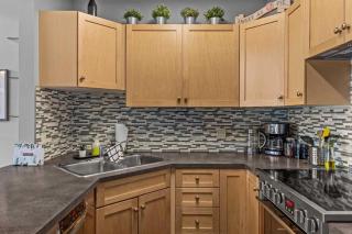 Luxury Penthouse 2 Bdrm Condo with 180 Degree View and Outdoor Pool - 1