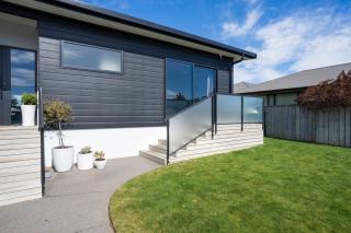 New, luxurious and a short stroll to the lake - 2