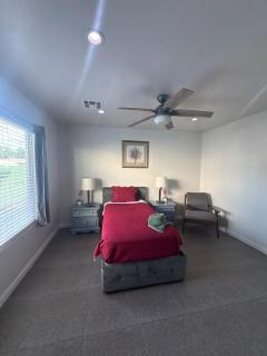 Spacious4BRHomeNearDowntownSleeps - 4