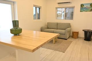 Emerald Cottage - Brand New Beach Cottage with Pool, Walk to La home - 5