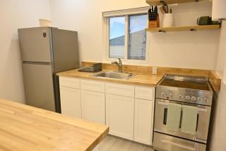 Emerald Cottage - Brand New Beach Cottage with Pool, Walk to La home - 3