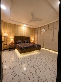 Golden Vibes - airconditioned master bedroom - 0
