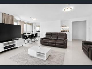 Huge 2BR Apartment with Stunning Ocean Views - 8