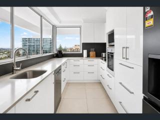 Huge 2BR Apartment with Stunning Ocean Views - 6