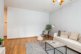 A bright three-room apartment by the sea and the city center! - 8