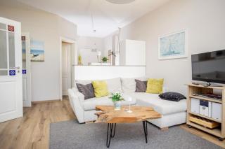 Ferienwohnung Pewsum in Greetsiel - gemütliche Ferienwohnung für bis zu 2 Personen direkt am Hafen mit Blick auf den Hafen - Haustiere herzlich willkommen - Greetsiel - 2