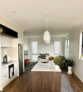 Modern ensuite master bedroom in a shared home - 5