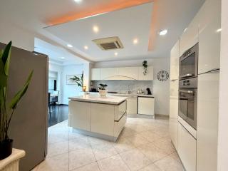 Heart of St Juliens near Paceville and Beach Spacious 3-Bedroom - 8