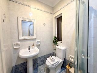 Heart of St Juliens near Paceville and Beach Spacious 3-Bedroom - 7