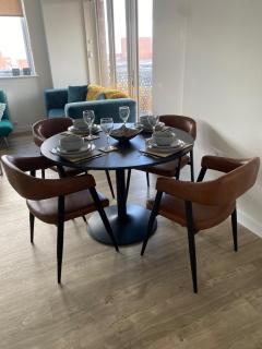 Central Staines Riverside Apartment with Free Parking - 2