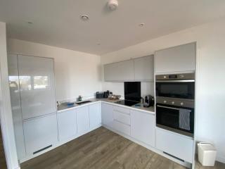 Central Staines Riverside Apartment with Free Parking - 6