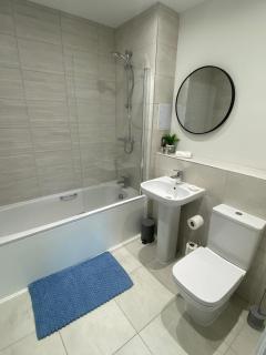 Central Staines Riverside Apartment with Free Parking - 3