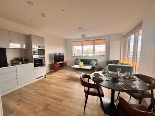 Central Staines Riverside Apartment with Free Parking - 0