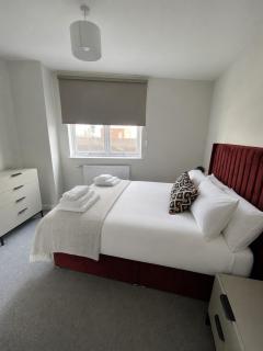 Central Staines Riverside Apartment with Free Parking - 1