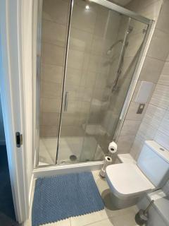 Central Staines Riverside Apartment with Free Parking - 7