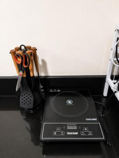 Sunara Suites Cozy Condo - Taal View with Balcony, PS4 & Videoke - 2