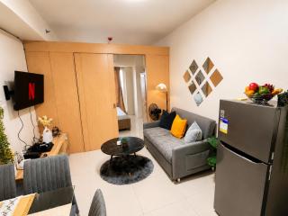 Sunara Suites Cozy Condo - Taal View with Balcony, PS4 & Videoke - 3