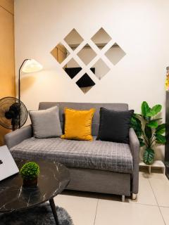 Sunara Suites Cozy Condo - Taal View with Balcony, PS4 & Videoke - 1