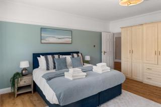 Luxury 8BR Bournemouth Home - Hot Tub, Game Room - 2