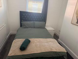 3BR Family & Business Stay with Smart TV, WiFi & Parking near Doncaster Station and Racecourse - 8