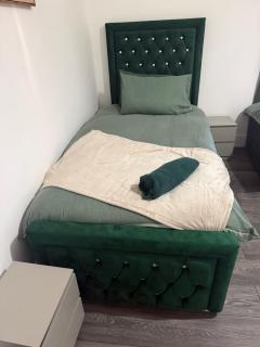 3BR Family & Business Stay with Smart TV, WiFi & Parking near Doncaster Station and Racecourse - 9