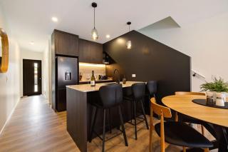 Stylish 2 Bed 2 Baths Retreat with Parking - 5