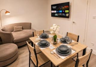 Central 2Bed Flat - High St - Sleeps 4 - Grays - 2