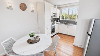 Central 2 Bedroom Apartment - Walk to Beach & CBD - Sleeps 5 - 9
