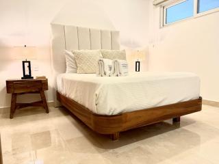 Moikkarentals Beachfront 1BR Harbor171-N1702 PV - 2