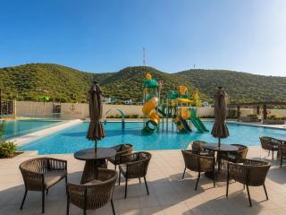 Beautiful suite with ocean and mountain views - 9