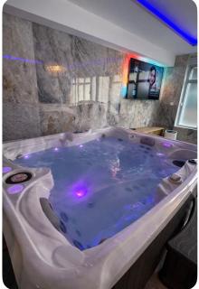 Golden Love - Jacuzzi - 7