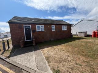Bentley's Cosy Cottage- Perfect for Families, Contractors and Long Stays-Sleeps 5-Pet Friendly - 0